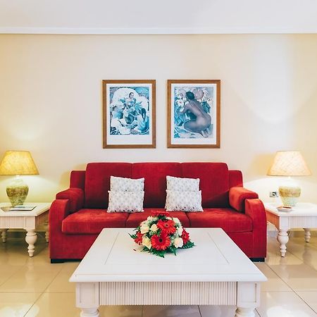 Grand Muthu Golf Plaza Hotel & Spa San Miguel de Abona Exterior photo A living room