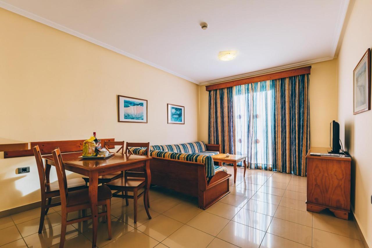 Grand Muthu Golf Plaza Hotel & Spa San Miguel de Abona Exterior photo A typical apartment