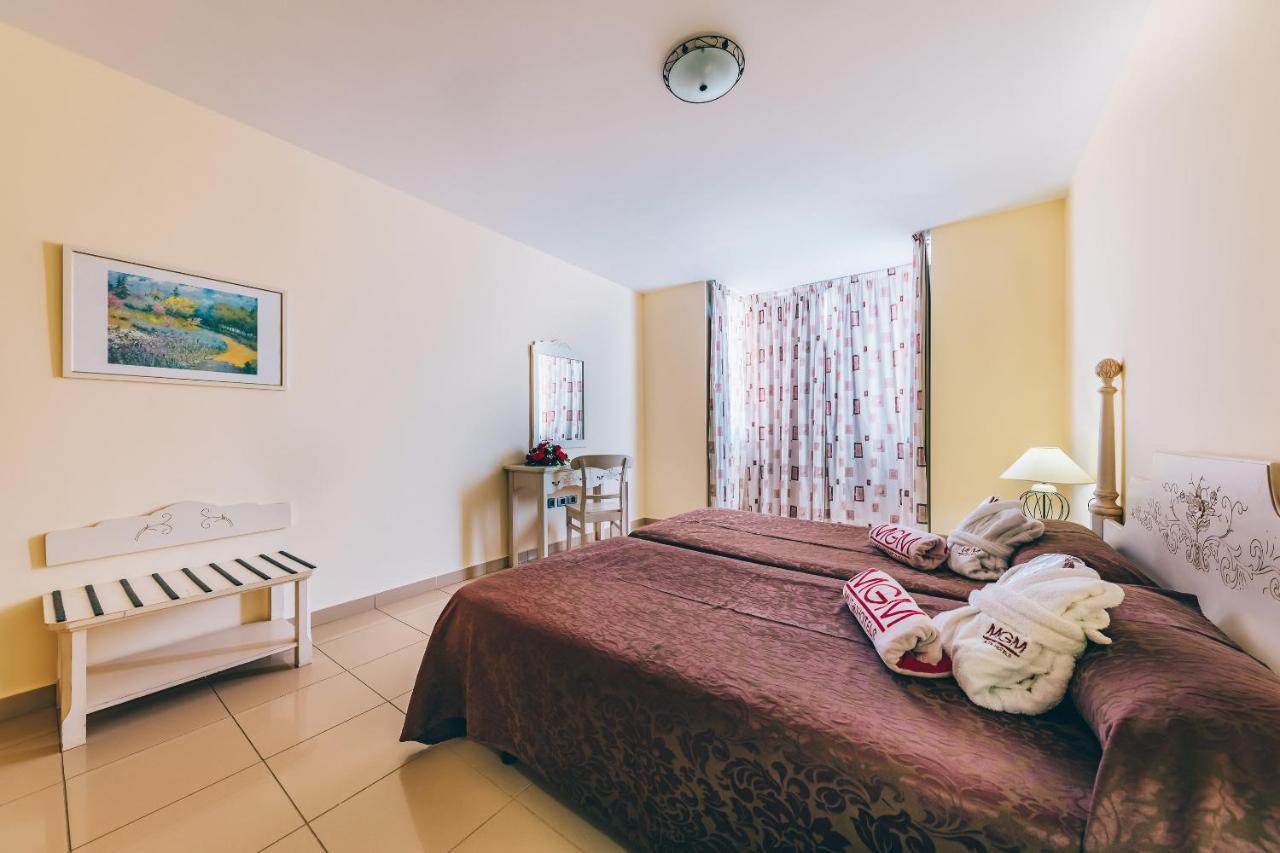 Grand Muthu Golf Plaza Hotel & Spa San Miguel de Abona Exterior photo A bedroom in a hotel