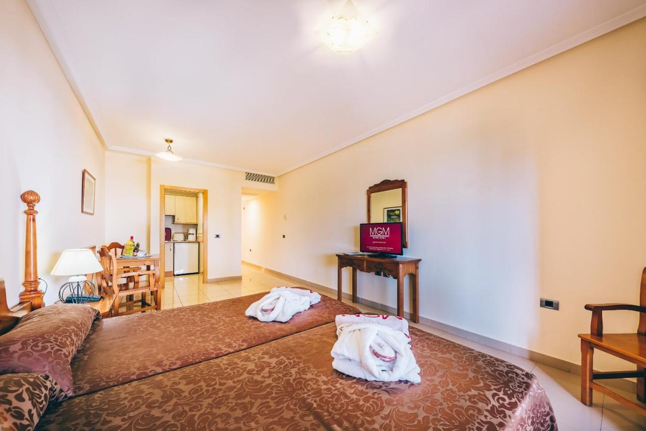 Grand Muthu Golf Plaza Hotel & Spa San Miguel de Abona Exterior photo A room at the hotel