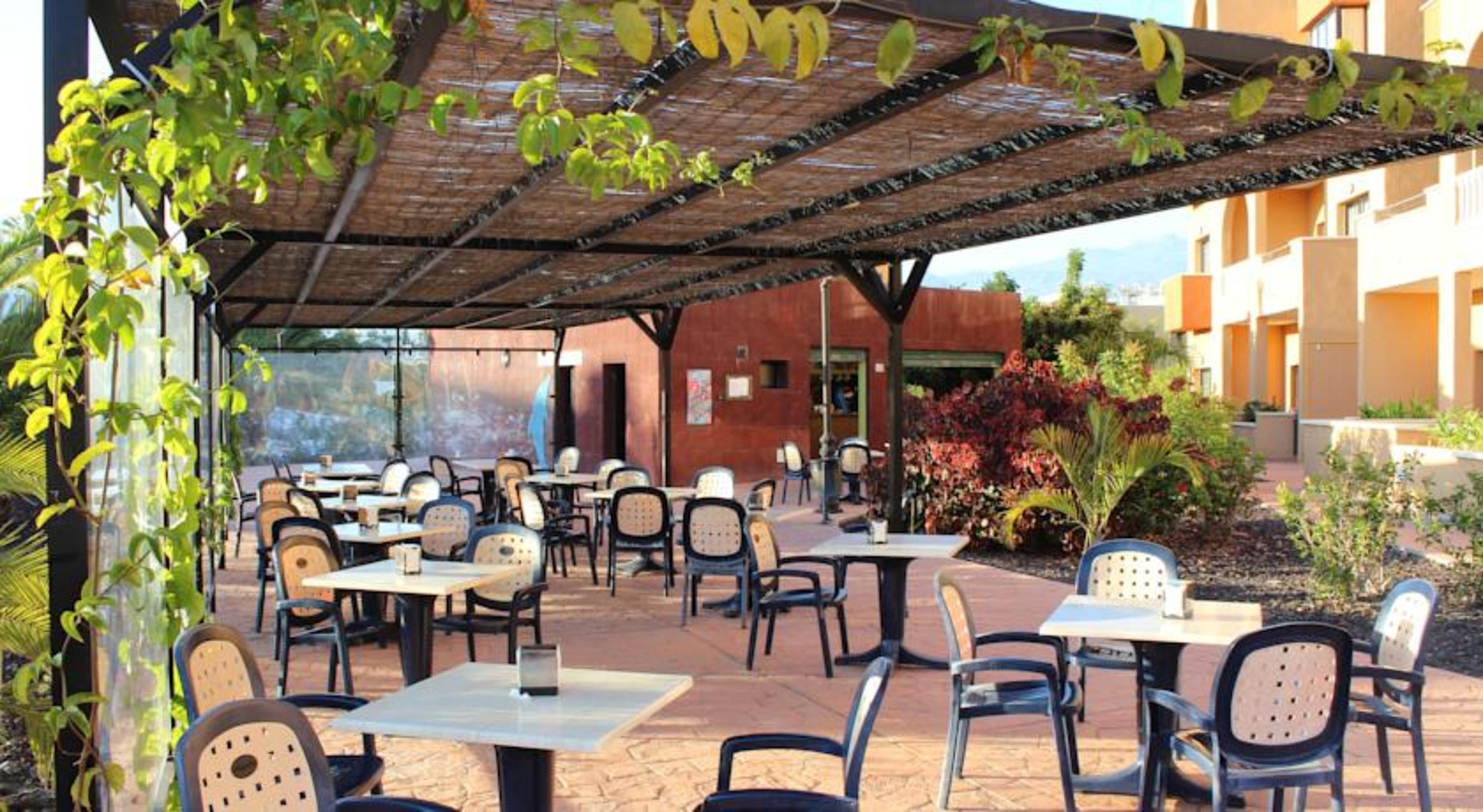 Grand Muthu Golf Plaza Hotel & Spa San Miguel de Abona Exterior photo The patio at the Santa Fe Opera