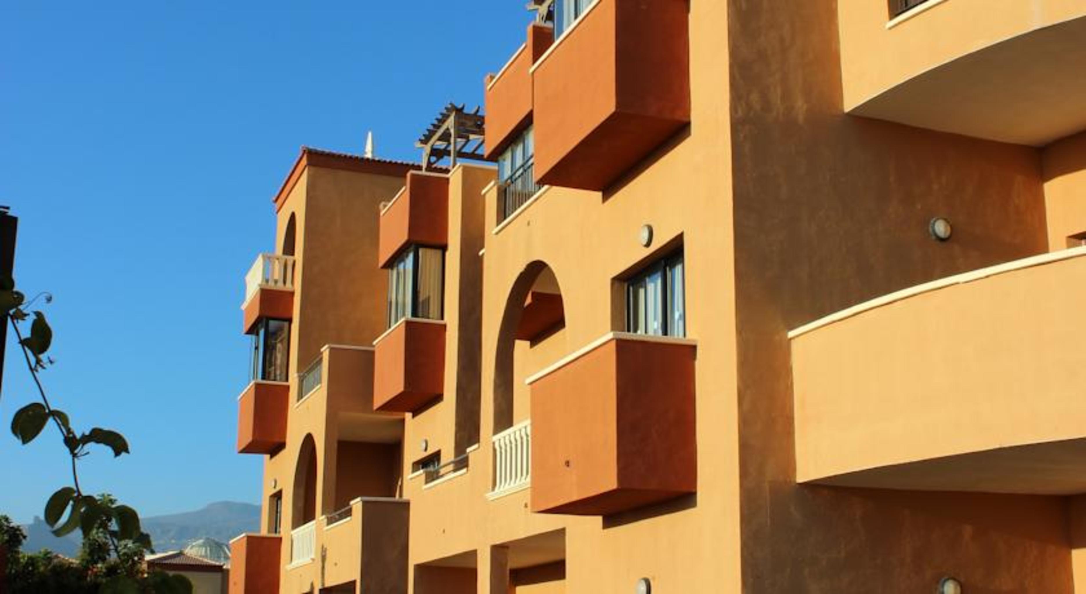 Grand Muthu Golf Plaza Hotel & Spa San Miguel de Abona Exterior photo Modern apartment building in Spain