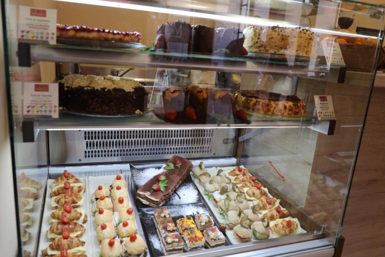 Grand Muthu Golf Plaza Hotel & Spa San Miguel de Abona Exterior photo A display of cakes at a bakery in Italy