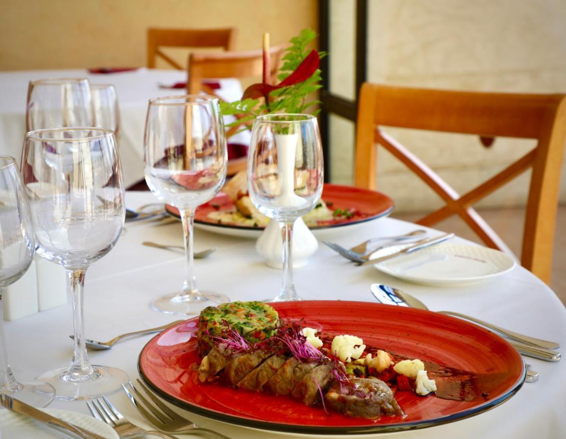 Grand Muthu Golf Plaza Hotel & Spa San Miguel de Abona Exterior photo A typical meal at a restaurant