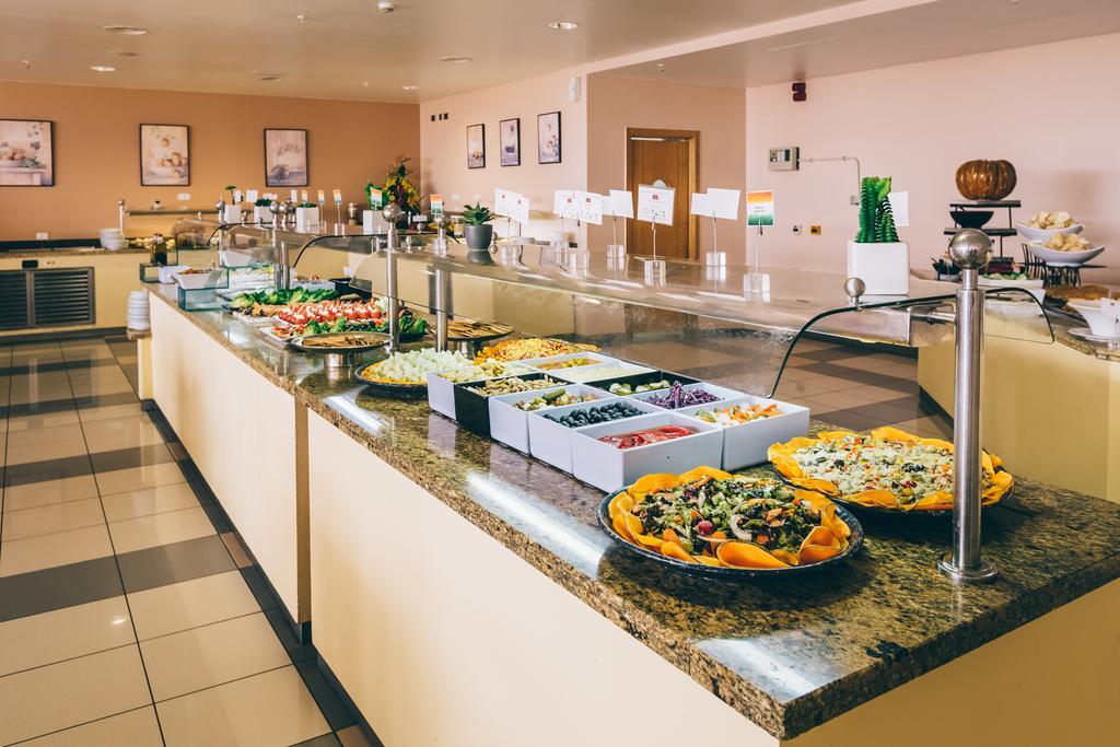 Grand Muthu Golf Plaza Hotel & Spa San Miguel de Abona Exterior photo A salad bar